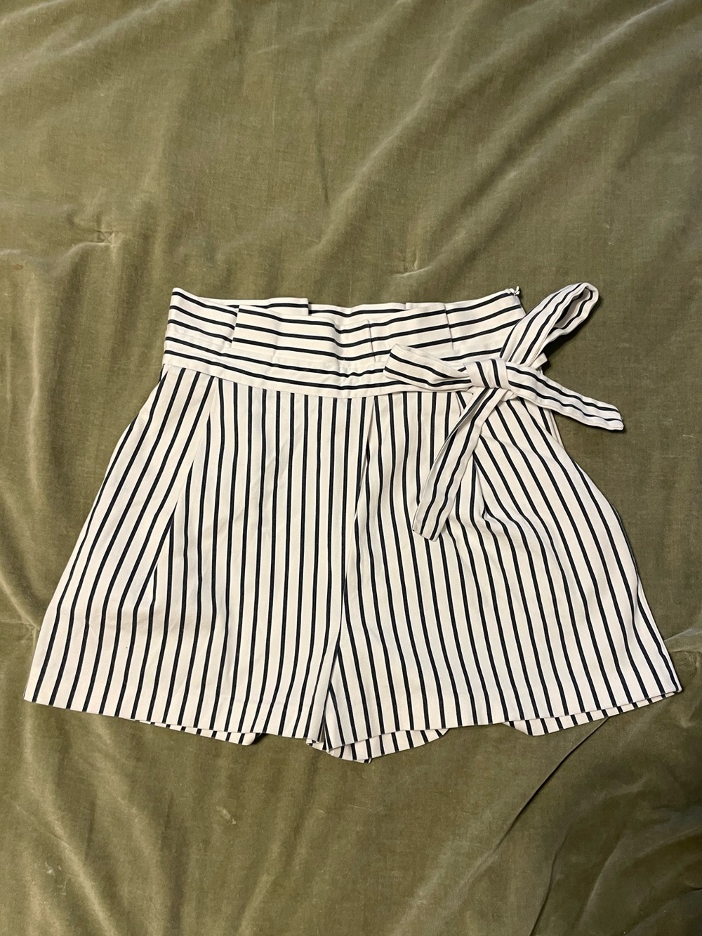 Striped Paperbag Waist Shorts with Side Tie - White/Black Zara